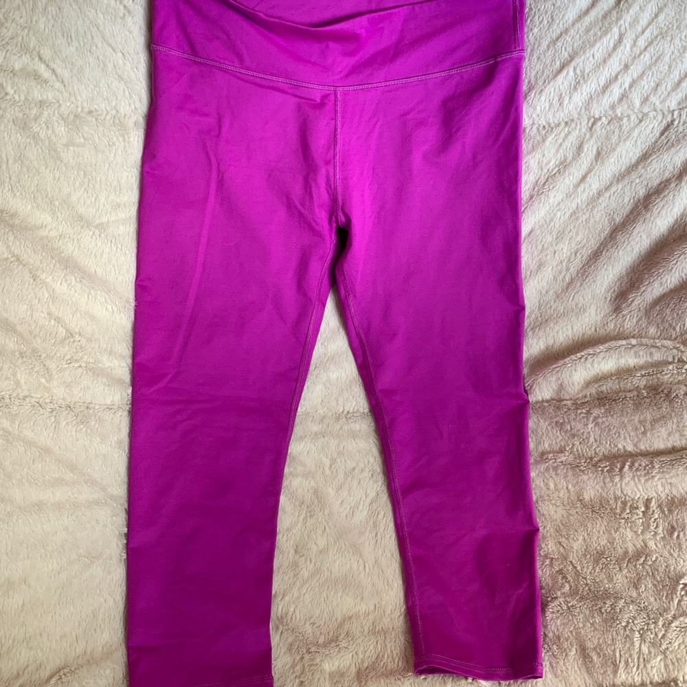 Fabletics size M hot pink crop leggings